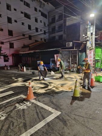 ▲▼「噁油漏馬路」大擴散　肇事炸雞攤慘了...恐犯這罪還得吞罰單。（圖／記者賴文萱翻攝）