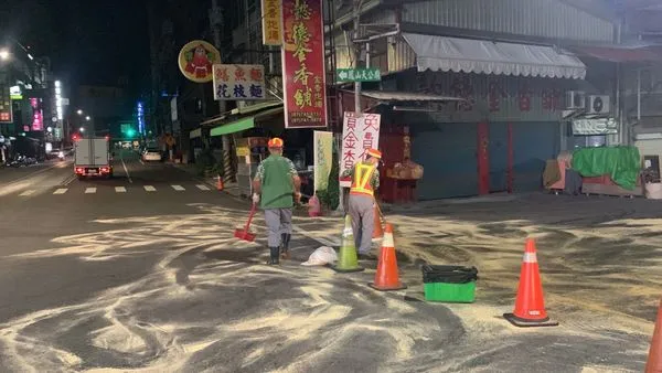▲▼「噁油漏馬路」大擴散　肇事炸雞攤慘了...恐犯這罪還得吞罰單。（圖／記者賴文萱翻攝）