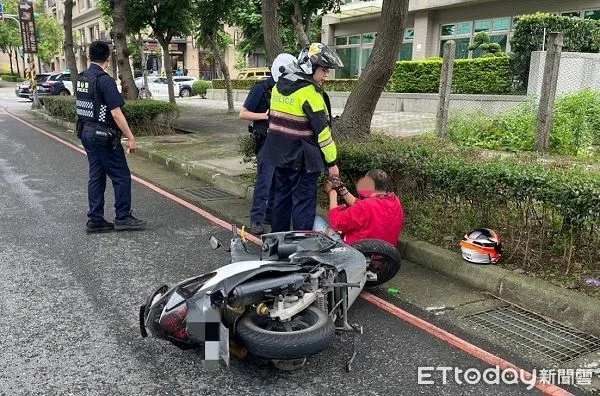 ▲殷姓男子見機車車鑰匙未拔，順手牽羊逃逸卻不慎摔車。（圖／大園警分局提供）