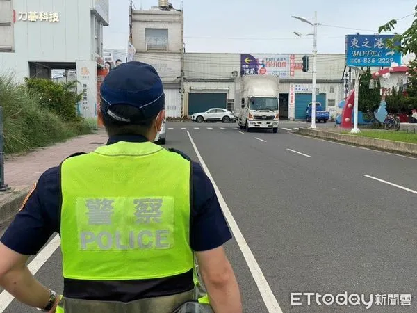 ▲東港警方大執法             。（圖／記者陳崑福翻攝）