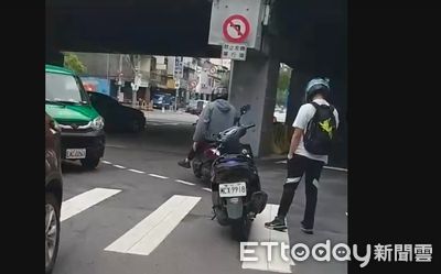 行車糾紛上演全武行！　騎士踹車還怒拔鑰匙...爆氣舉動全被錄