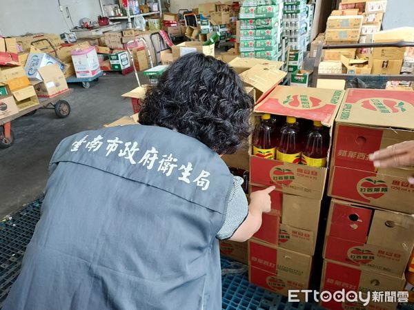 ▲台南市衛生局持續派員追蹤好市多台南分店有關受A肝病毒汙染之進口冷凍莓果回收及蘋菓西打不良貨品下架情形。（圖／記者林悅攝，下同）