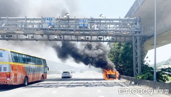 ▲國一桃園北上路段今天下午1時15分發生火燒車事件，國道一隊趕往現場時，轎車已陷入大火中。（圖／記者沈繼昌翻攝）