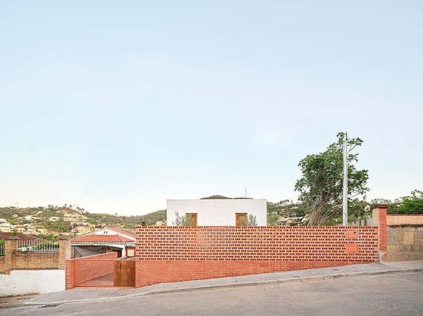 ▲西班牙巴賽隆納「紅磚基座之屋」。（圖／翻攝Agora Arquitectura建築工作室官網）