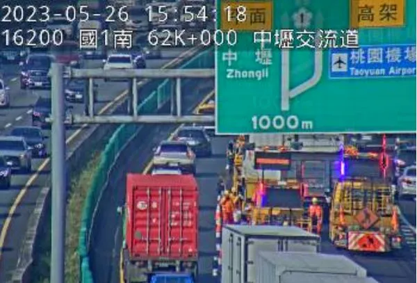 ▲▼ 05/26,15:31國1北向61.7K,1小自+1大貨車追撞佔用中線車道事故,回堵5公里,請用路人小心駕駛。（圖／翻攝高速公路1968）