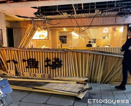 ▲走在騎樓「整座招牌塌陷掉下」　被砸傷蕭姓民眾呼籲：餐廳請重視行人安全。（圖／蕭小姐提供）