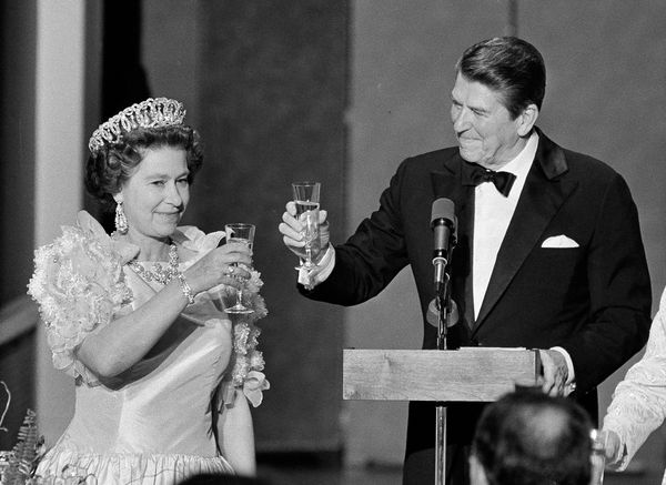 ▲▼1983年3月3日，時任美國總統雷根、已故英國女王伊莉莎白二世在舊金山金門公園（Golden Gate Park）笛洋美術館（M. H. de Young Museum）舉行的國宴上舉杯敬酒。（圖／達志影像／美聯社）