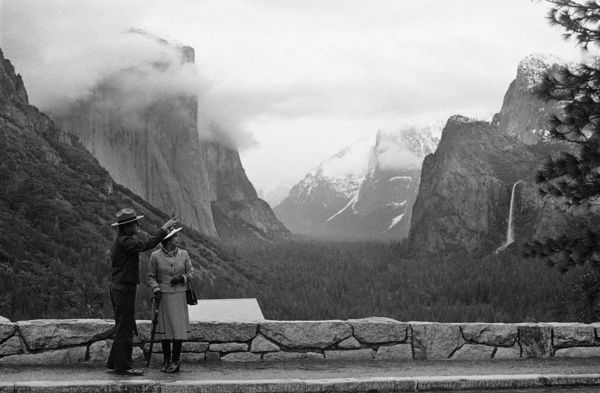▲▼1983年3月5日，已故英國女王伊莉莎白二世參觀優勝美地國家公園（Yosemite National Park）。（圖／達志影像／美聯社）