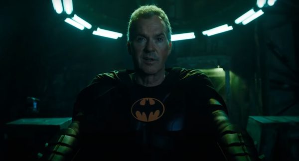 ▲▼麥可基頓在《閃電俠》回歸演出蝙蝠俠。（圖／翻攝自YouTube／華納兄弟台灣）