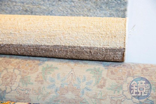 波斯地毯的品質除了原料、產地，主要是看背面的打結處，打結數量與密度高圖案就更立體，品質就好。