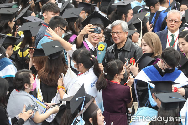 ▲黃仁勳出席台灣大學畢業典禮，畢業生搶拍照。（圖／記者林敬旻攝）