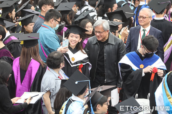 ▲黃仁勳出席台灣大學畢業典禮，畢業生搶拍照。（圖／記者林敬旻攝）