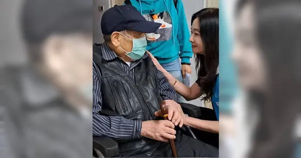 台北市議員應曉薇日前也前往選區內國宅，關心一位高齡95歲的居民。（圖／翻攝自應曉薇臉書）