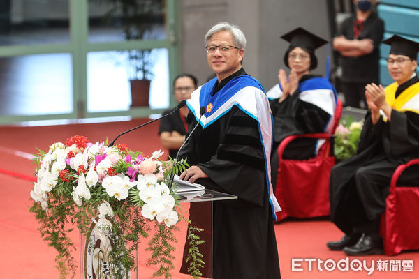 ▲黃仁勳出席台灣大學畢業典禮致詞。（圖／記者林敬旻攝）