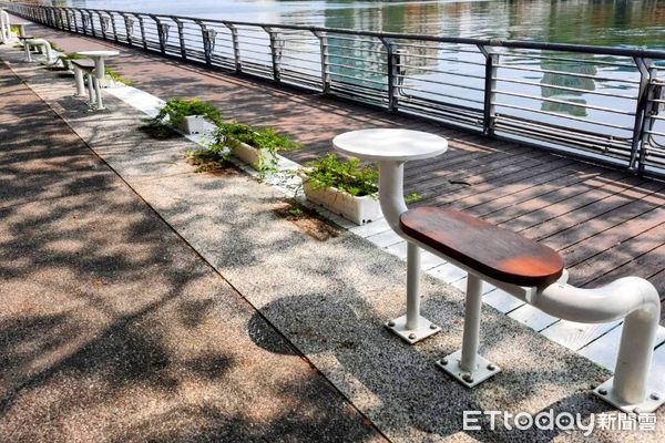 ▲河東路增設造型桌椅，方便民眾享用簡餐咖啡。（圖／記者許宥孺翻攝）