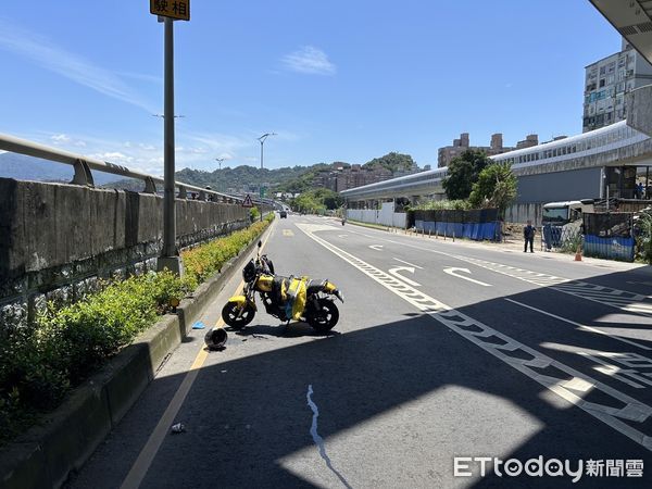 ▲▼      新北環河路騎士自摔，命危送醫搶救       。（圖／記者戴上容翻攝）