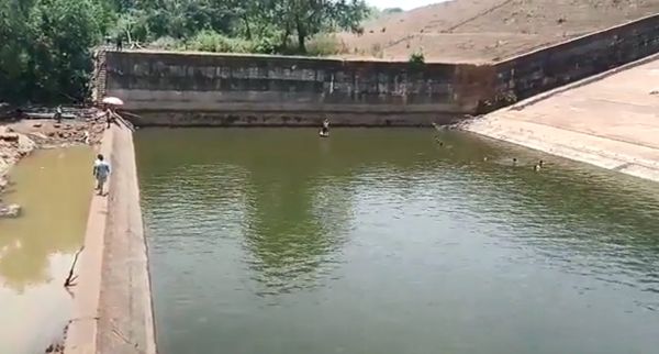 ▲▼印度32歲官員為了找回掉進水庫裡的手機</a>，下令把水抽掉。（圖／翻攝自推特）