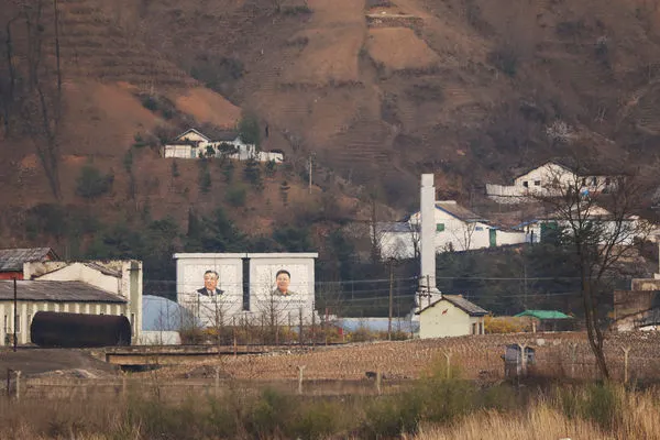 ▲▼北韓在邊境建造邊境牆。（圖／路透）