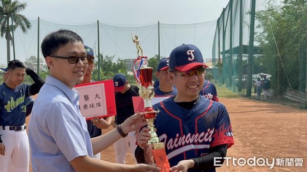 ▲由中華醫大與受爾麗醫療集團共同主辦的愛爾麗盃弱勢助學慢速壘球邀請賽，由華醫校長孫逸民投球、愛爾麗醫療集團曾紀菱秘書擔任打擊、南市電子媒體協會理事長賴冠彰捏任捕手，為球賽開幕。