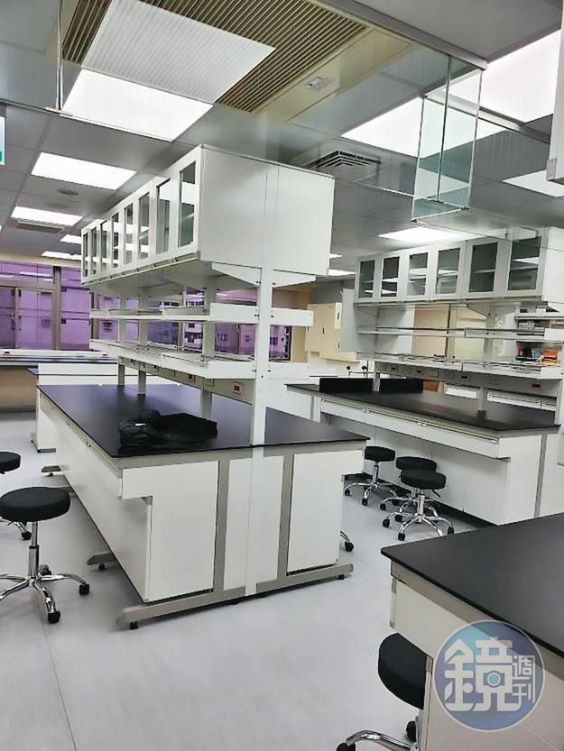 北醫雙和園區實驗室的桌面、桌腳、櫃體，被檢舉偷工減料，有安全疑慮。（讀者提供）