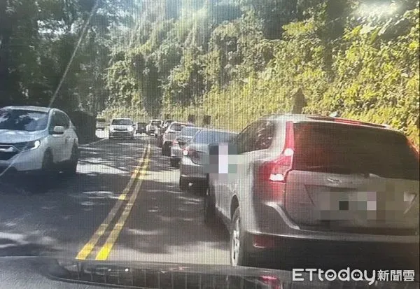 ▲警方在壅塞車流開道。（圖／大溪警分局提供）