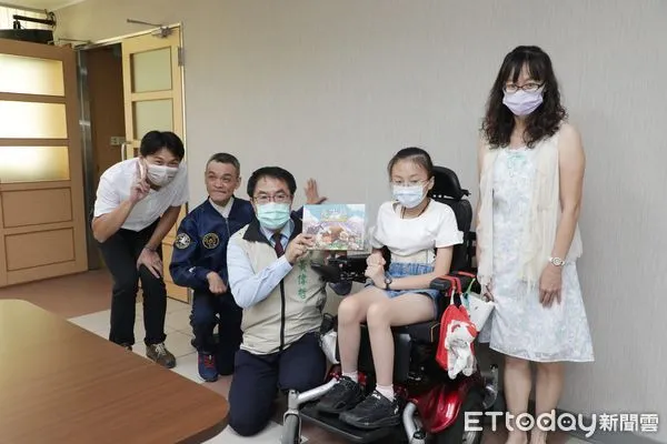 ▲2023總統教育獎台南市有4位學生獲選，市長黃偉哲特別與獲獎同學相見，贈送每位獲獎人禮物，表彰其克服障礙、突破自我界限，在課業技藝的傑出表現。（圖／記者林悅翻攝，下同）