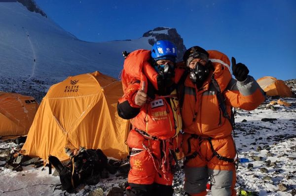 ▲▼  在珠峰海拔8450米，兩名大陸登山者放棄登頂救回一條人命          。（圖／翻攝 央視）