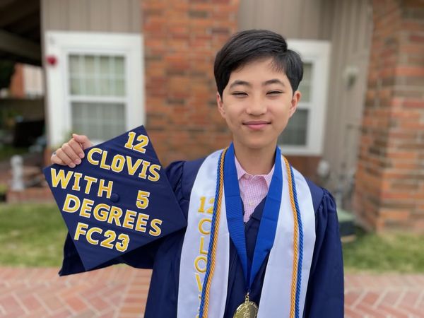 ▲▼美國12歲的小神童克洛維斯洪22日成功獲得5個副學士學位後畢業。（圖／翻攝自推特）