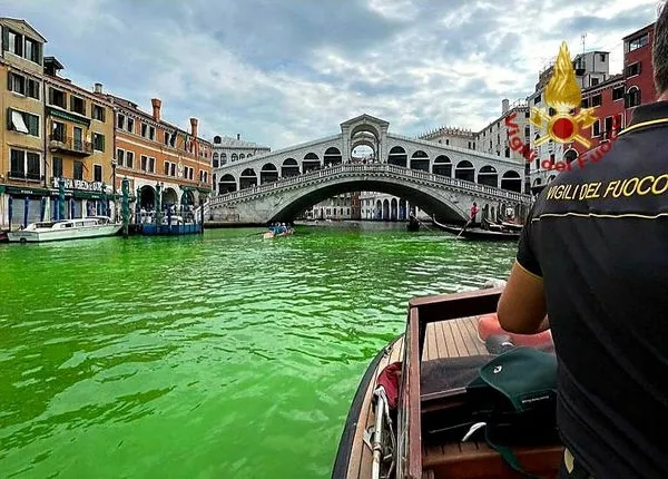 ▲▼義大利威尼斯里阿爾托橋（Rialto Bridge）附近水域出現不明綠色液體，警方將進行調查。（圖／路透）
