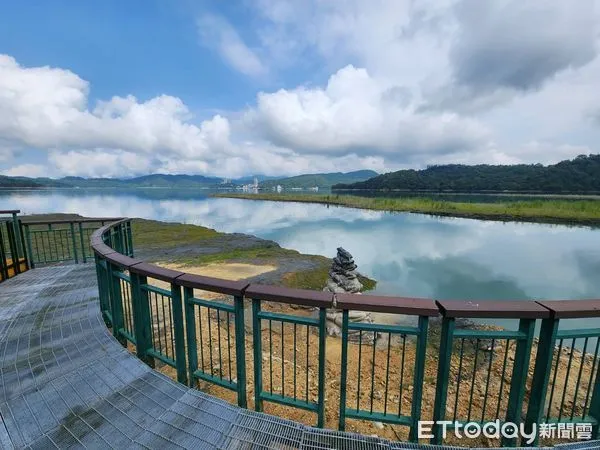 ▲日月潭水位回升，九蛙疊像終於碰觸水面。（圖／翻攝「日月潭國家風景區管理處」官方粉專）