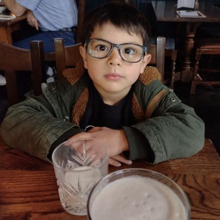 ▲艾莉絲兒子如今5歲多，開始戴眼鏡矯正弱視。（圖／翻攝自臉書／艾莉絲 X IRIS）