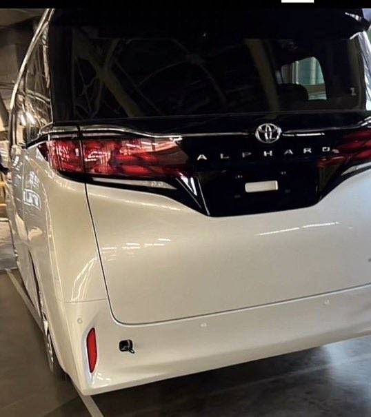 ▲TOYOTA大改款Alphard「產線實車照流出」！雙生兄弟車同步現蹤。（圖／翻攝自Twitter）