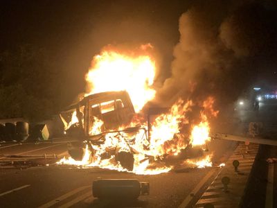 深夜載瓦斯撞安全島爆炸　孝子受困手握車門...逃生不成燒成焦屍