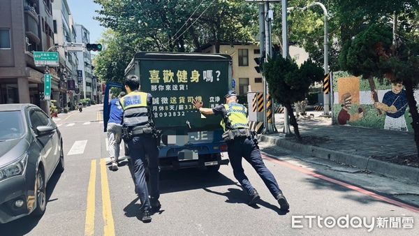 ▲1名朱姓男子所駕自小貨車斷電熄火，二分局員警正巧巡邏行經，南門所警員黃致翔、張訓銘2人立即下車關心，並挽袖奮力推車以免發生交通事故。（圖／記者林悅翻攝，下同）