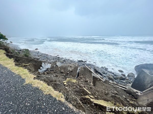 ▲台11線56.7公里大灣北端路基遭海水衝擊淘刷，56公尺長的邊坡、護欄都崩毀。（圖／豐濱鄉公所提供，下同）