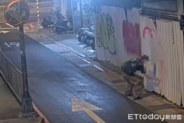 ▲▼男大生在台北橋下噴漆，被警方攔查當場帶回偵訊。（圖／記者邱中岳翻攝）