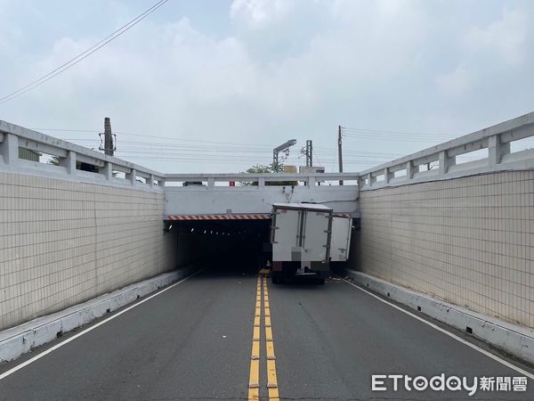 ▲▼             嘉義縣民雄鄉東榮村民雄地下道1輛貨車硬闖卡住。（圖／記者翁伊森翻攝）