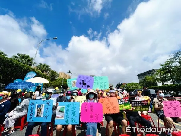 ▲動保團體齊聚凱道抗議農委會遊蕩犬移置作業。（圖／記者楊惠琪攝）