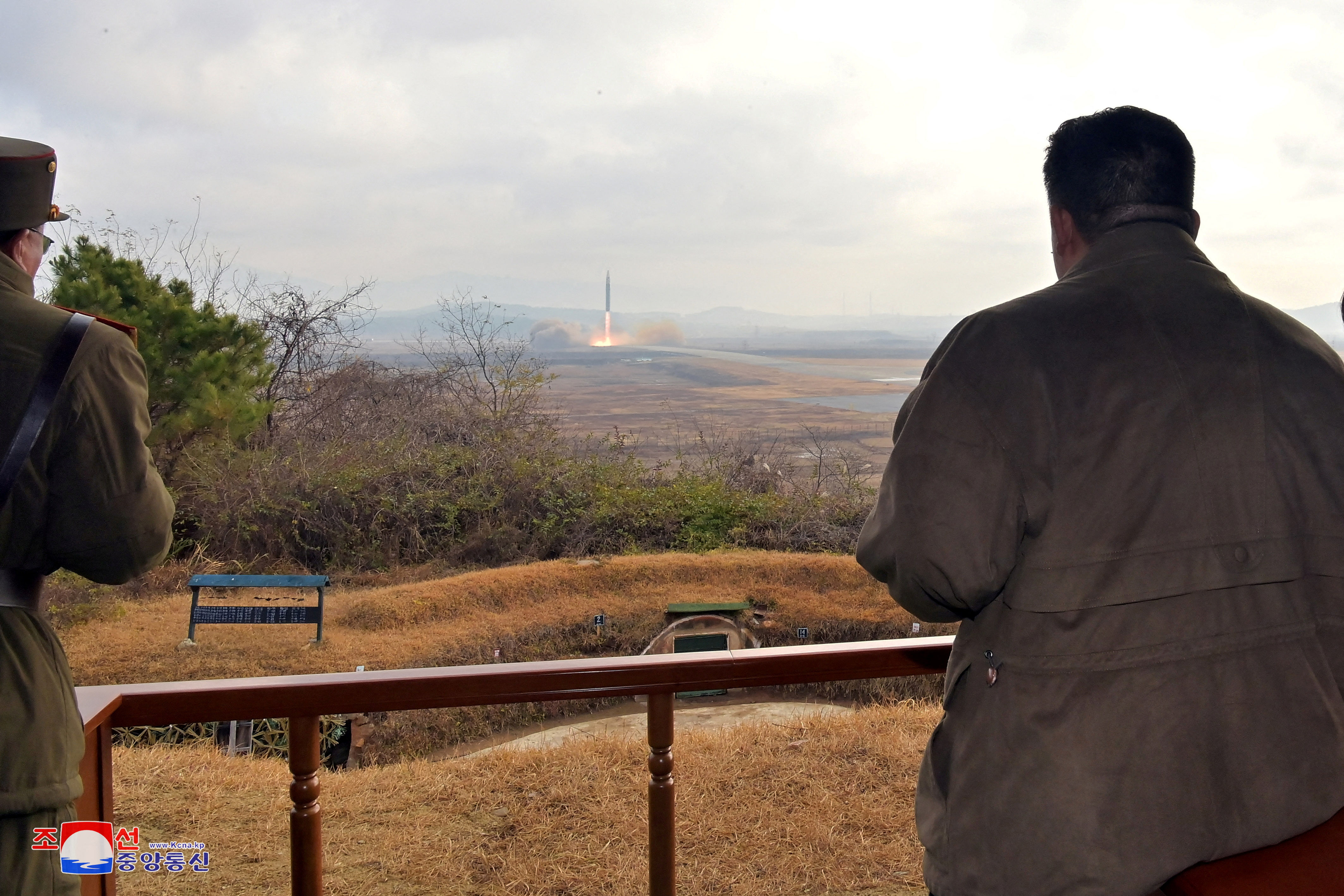 ▲北韓31日發射火箭「太過猴急」。圖為金正恩去年11月18日視察發射洲際彈道飛彈火星-17型。（圖／路透）