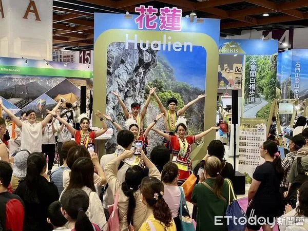 ▲花蓮形象館各項促銷活動、精美遊程及伴手禮產品吸引民眾搶購。（圖／花蓮縣政府提供，下同）