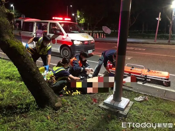 ▲東華大學大二生自撞路燈，重傷昏迷中。（圖／記者王兆麟翻攝，下同）