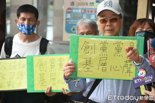 ▲▼民進黨員中央黨部外抗議 闖黨黨員鍾朝雄。（圖／記者宋良義攝）