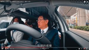 鴻海董座劉揚偉試駕自家電動車　力讚「黏腳的感覺」