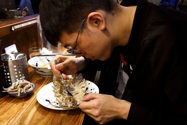 ▲▼台北知名拉麵店推出「大王具足蟲」料理，吸引饕客預約品嚐。（圖／路透）
