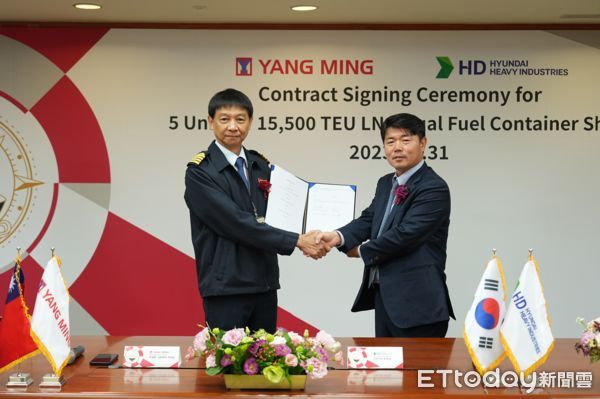 ▲陽明技術長鄭正雄船長(左)與HD現代重工執行副總Jae Ho Kang(右)簽署造船合約。（圖／陽明提供）