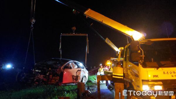 特斯拉國道自撞車頭全毀　凌晨衝破護欄2傷。（圖／記者翁伊森翻攝）