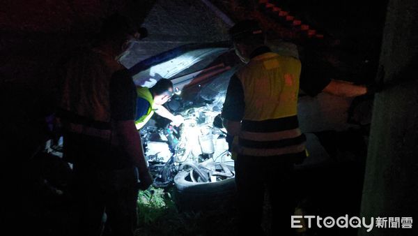 特斯拉國道自撞車頭全毀　凌晨衝破護欄2傷。（圖／記者翁伊森翻攝）