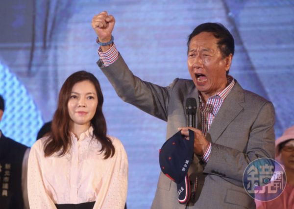 郭台銘（右）在積極爭取國民黨總統提名時，夫人曾馨瑩（左）陪伴在側。（本刊資料照）