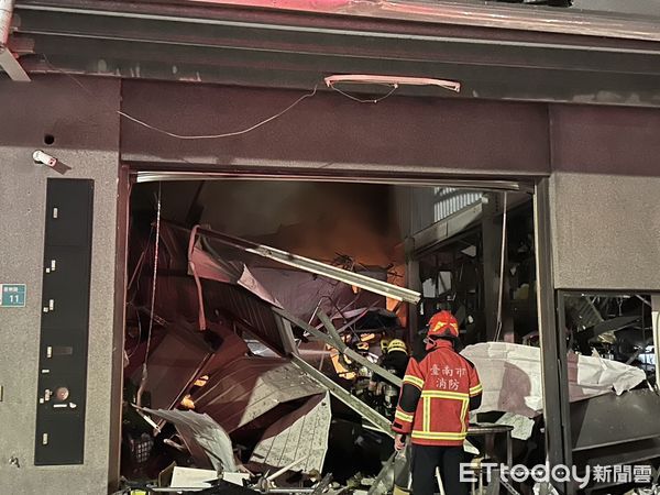 ▲台南市南區灣裡地區喜樂路1家食品工廠，31日深夜10時56分許發生氣爆火警，造成隔鄰鄰居1名30歲男子被震落天花板砸傷背部送醫。（圖／民眾提供，下同）