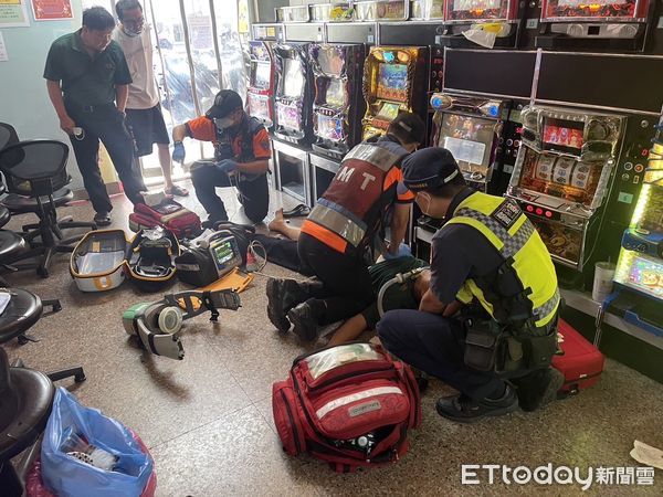 ▲永康分局永信派出所警員陳冠甫、葉紘維，合力對蔡男進行CPR急救，直到消防局救護人員接獲搶救送醫，經歷近1月才脫離加護病房病況穩定=力確定搶命成功。（圖／記者林悅翻攝）